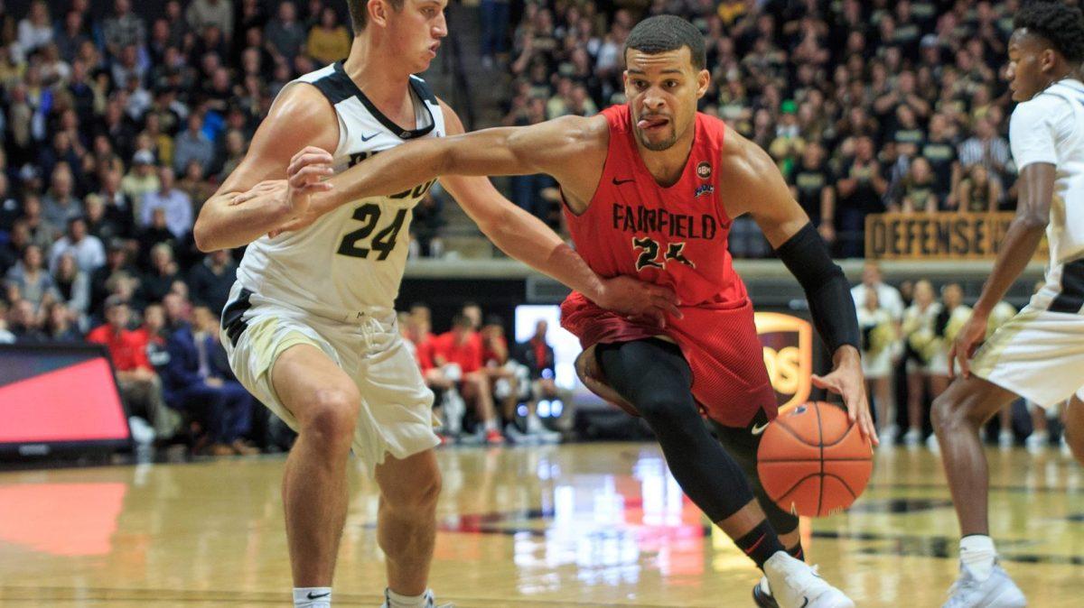 Men's Basketball Loses Grip Against UMass, 62-60
