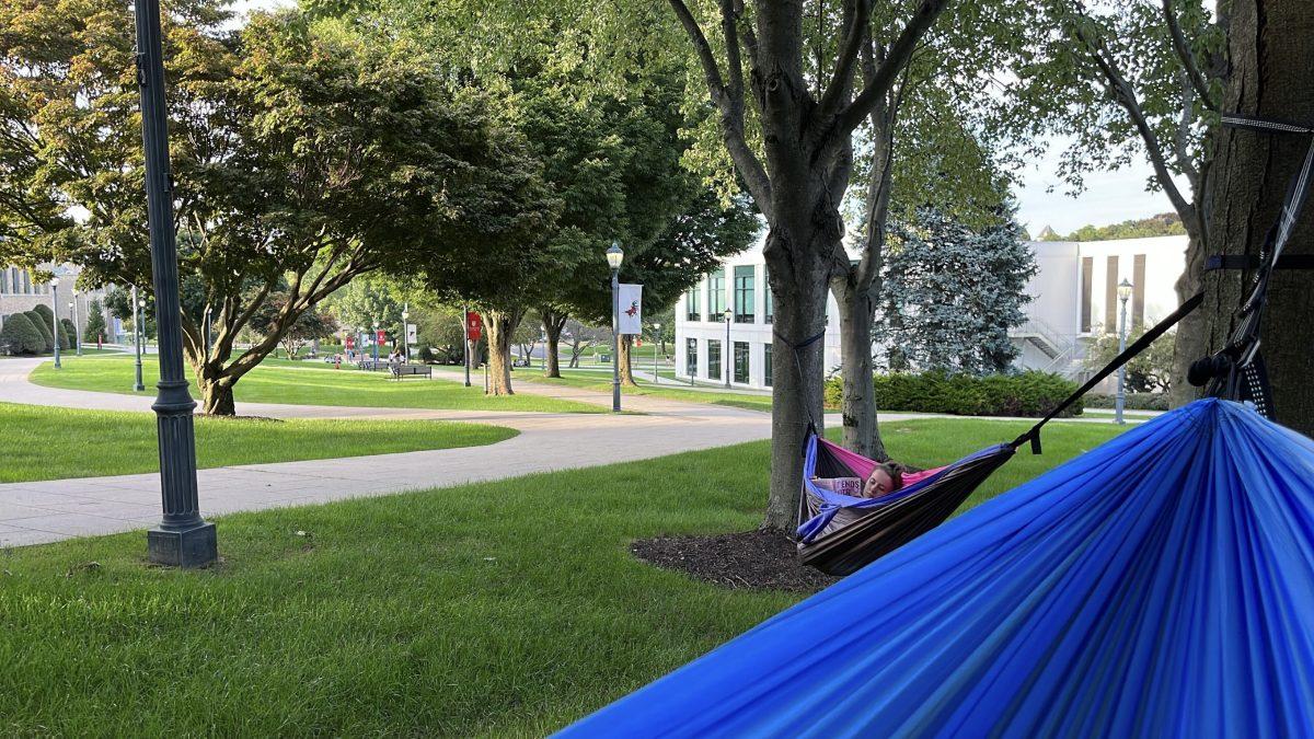 Sunshine &amp; Studies: The Best Outdoor Study Spots On Campus