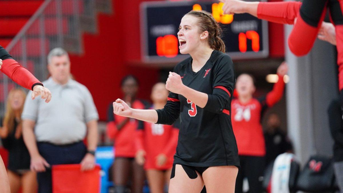 Volleyball Honors Seniors Before Sweeping Conference Foes
